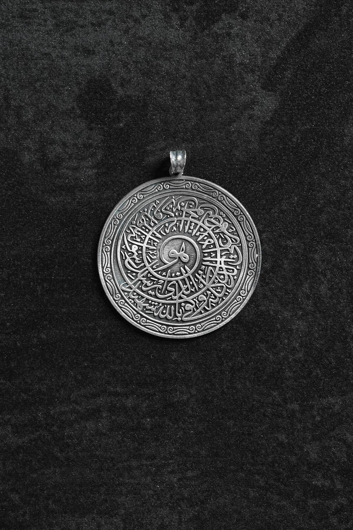 FRNCH 925 Ayar Gümüş Arapça Hat Yazılı Yuvarlak Figürlü Gümüş Renk Erkek Kolye Ucu FRKU-1066