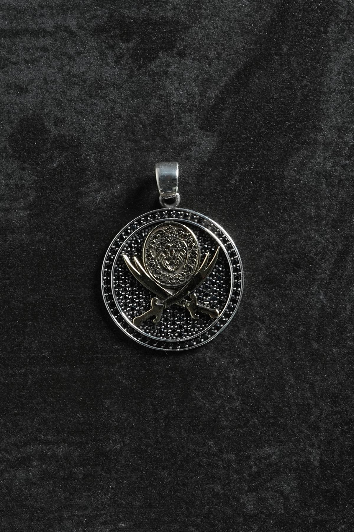 FRNCH 925 Ayar Gümüş Aslan ve Çapraz Kılıç Figürlü Gümüş Renk Erkek Kolye Ucu FRKU-1028