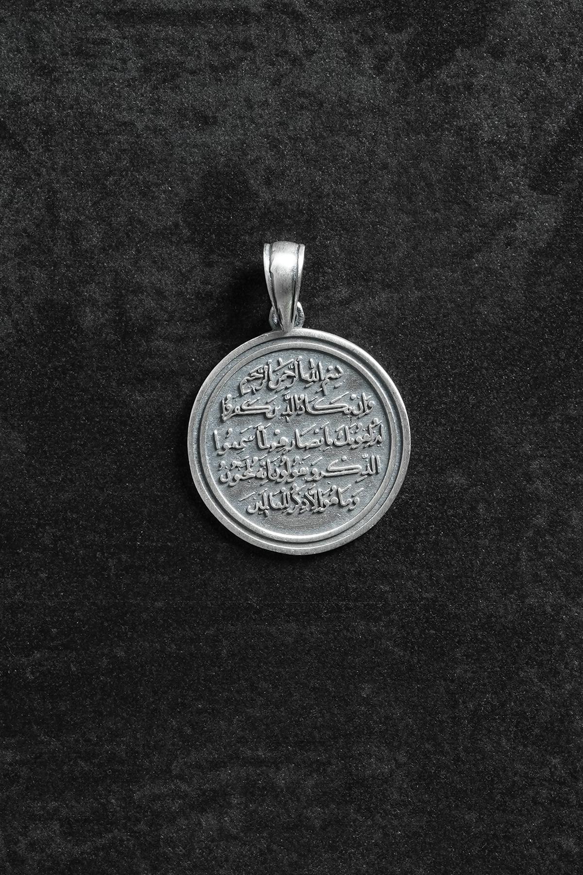 FRNCH 925 Ayar Gümüş Besmele ve Dua Yazılı Yuvarlak Figürlü Gümüş Renk Erkek Kolye Ucu FRKU-1106