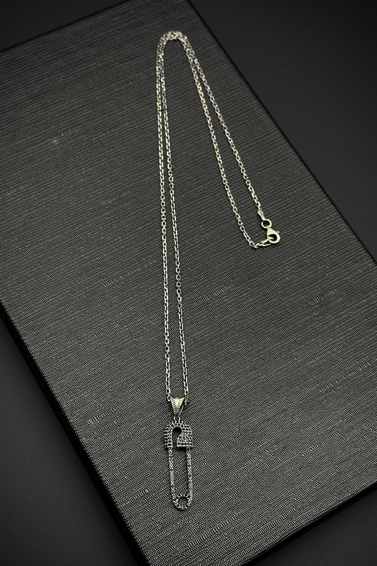 FRNCH 925 Ayar Gümüş Çengelli İğne Model Siyah Zirkon Taşlı Erkek Kolye FRJ30759-859-S