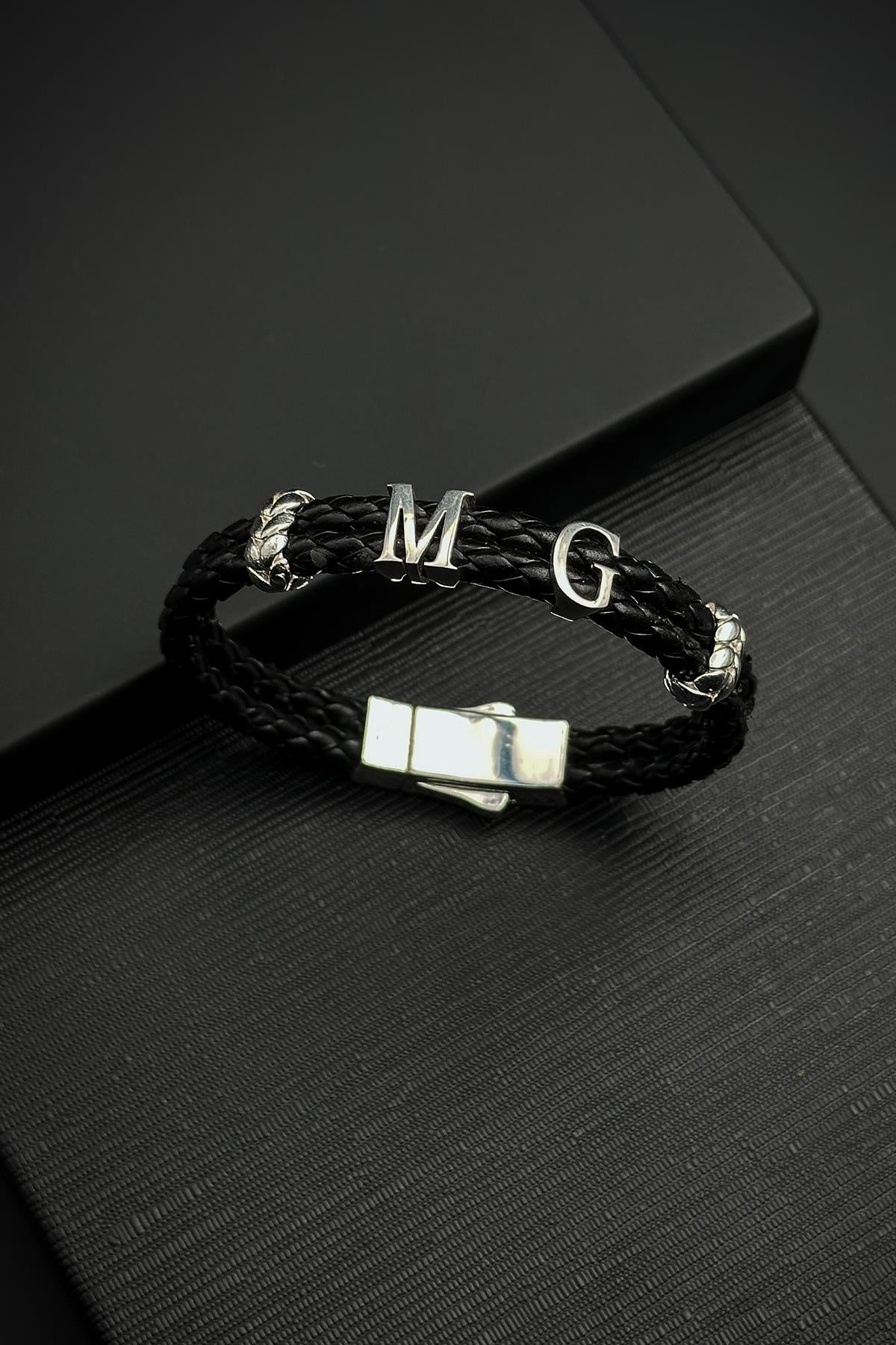 FRNCH 925 Ayar Gümüş Harfli Siyah Renk Deri Erkek Bileklik FRJ12453-3453-S