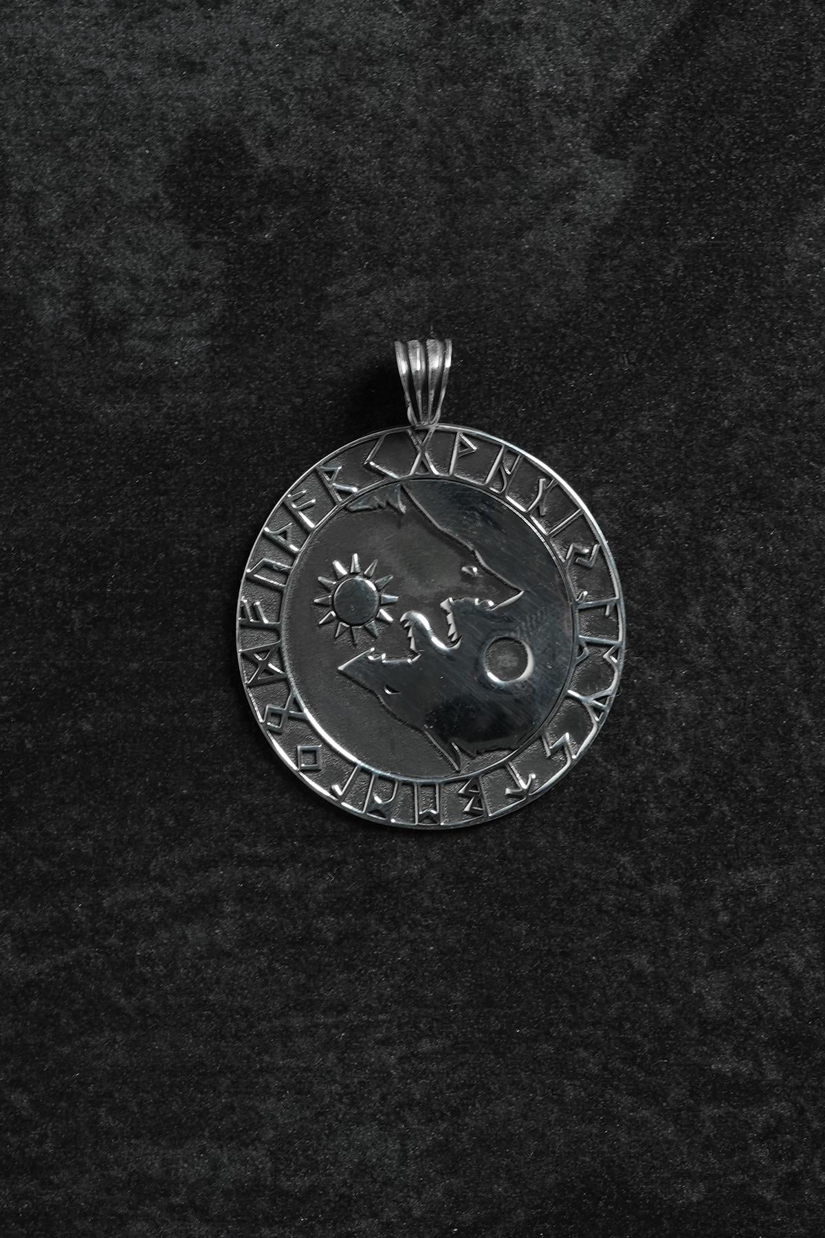 FRNCH 925 Ayar Gümüş Kurt ve Güneş Figürlü Antik Desen Gümüş Renk Erkek Kolye Ucu FRKU-1069