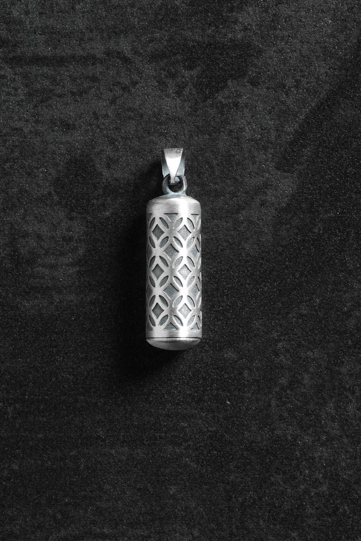 FRNCH 925 Ayar Gümüş Silindirik Desenli Dualık (Muska) Kapsül Figürlü Gümüş Renk Erkek Kolye Ucu FRKU-1126