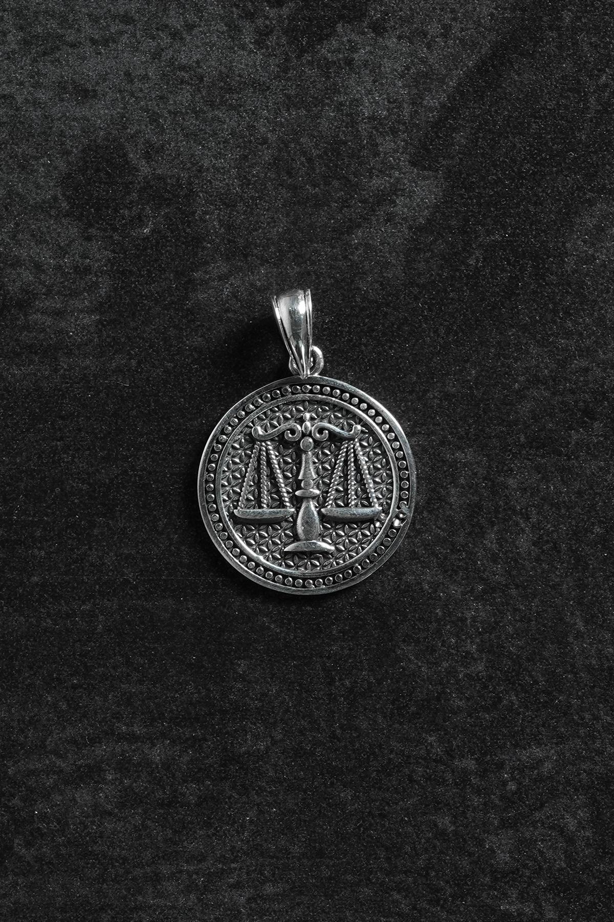 FRNCH 925 Ayar Gümüş Terazi Figürlü Gümüş Renk Erkek Kolye Ucu FRKU-1029