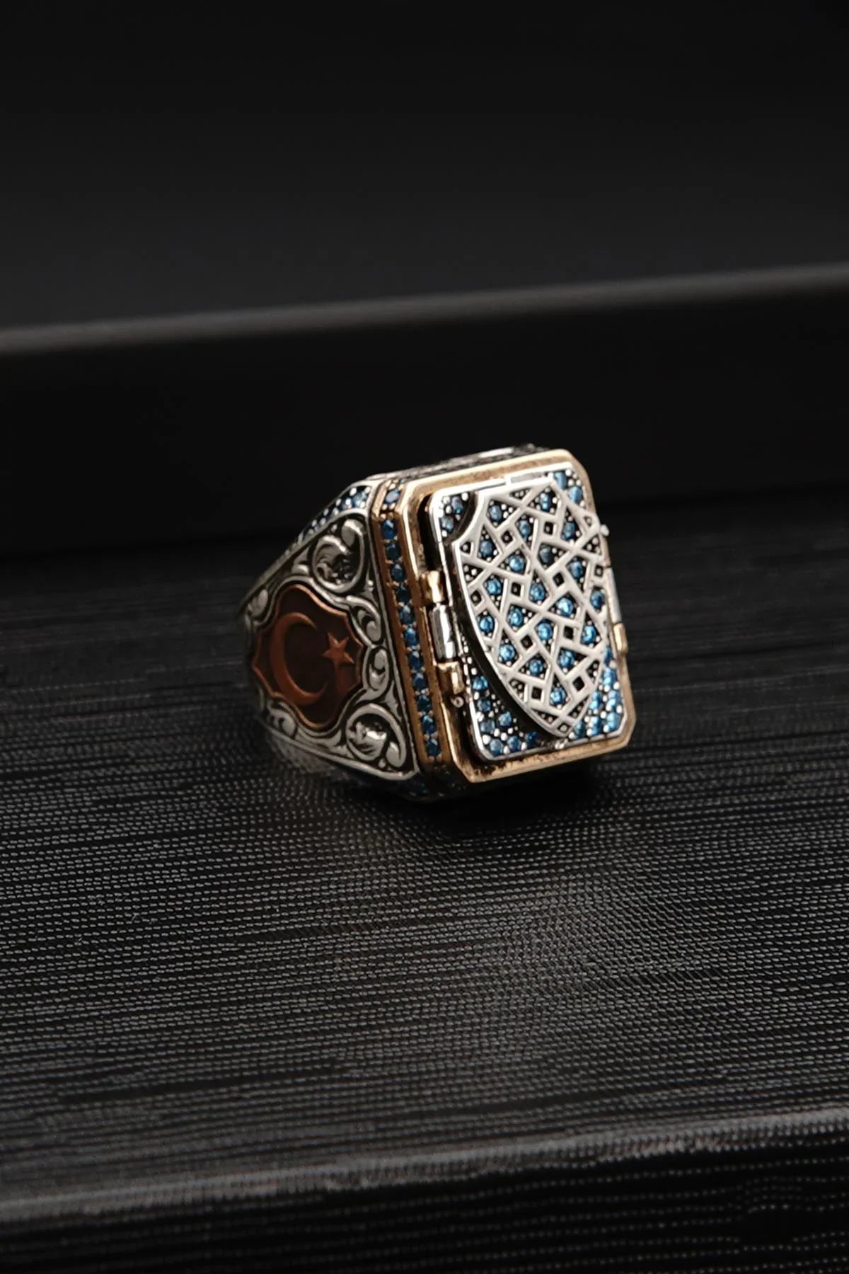 FRNCH 925 Ayar Gümüş Zirkon Taşlı Kün Fe Yekün Yazılı Gümüş Renk Erkek Yüzük FRJ60080-180-AG