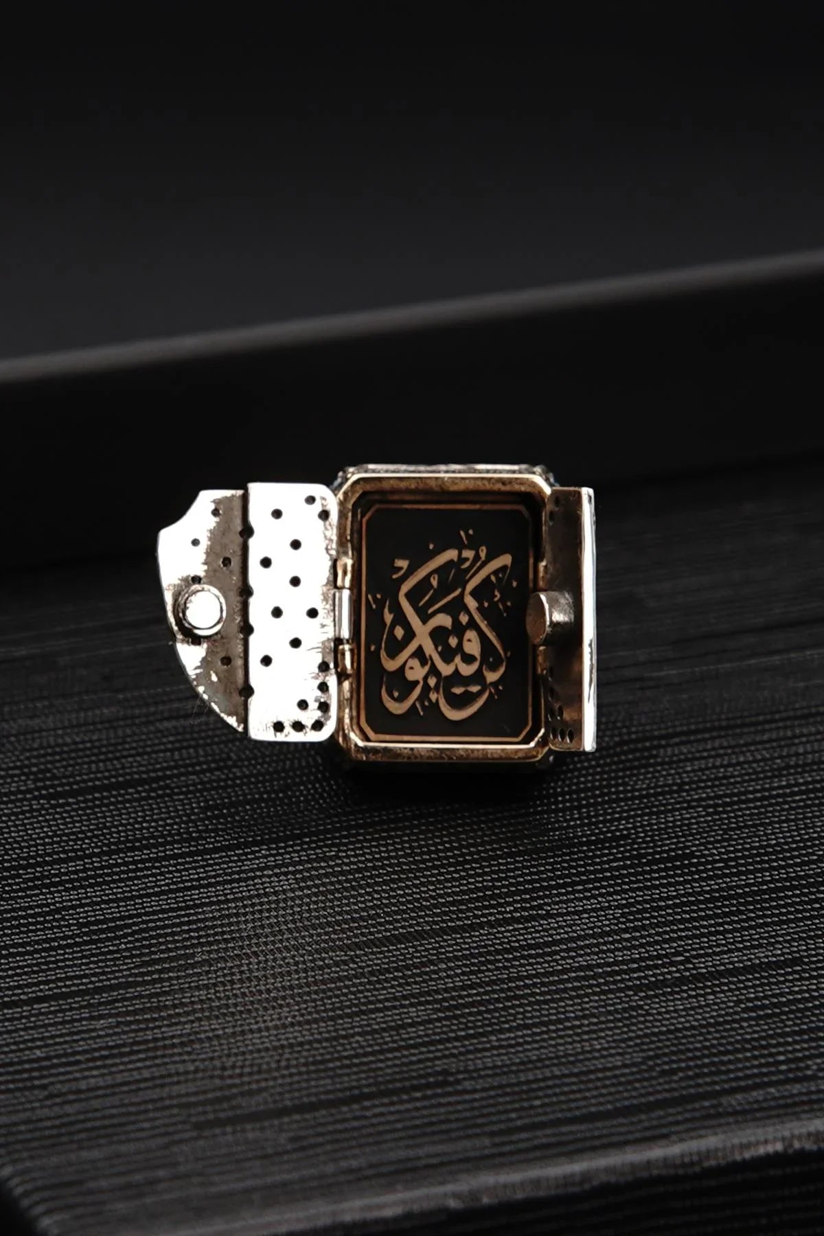 FRNCH 925 Ayar Gümüş Zirkon Taşlı Kün Fe Yekün Yazılı Gümüş Renk Erkek Yüzük FRJ60080-180-AG