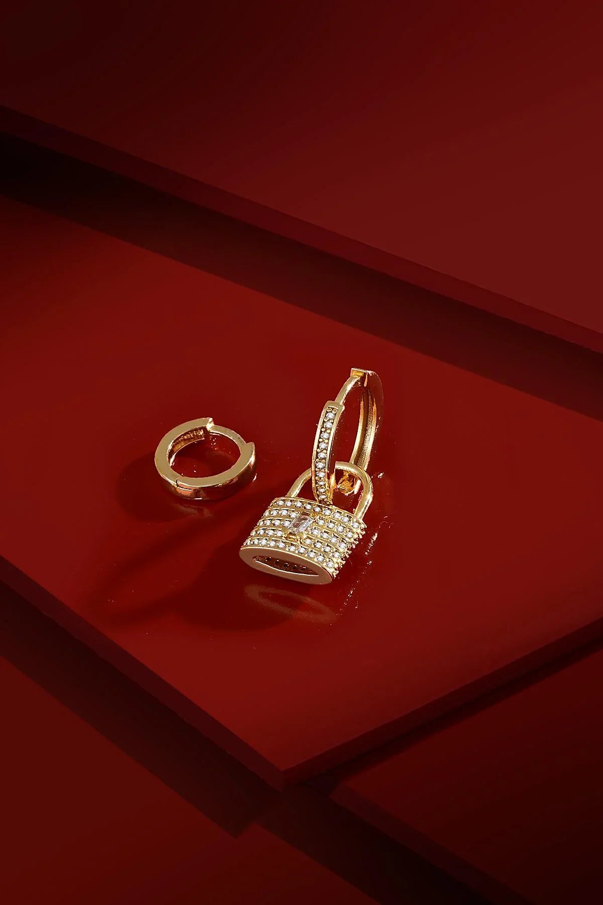 FRNCH Kilit Figürlü Sıralı Zirkon Taşlı Gold Renk Kadın Çift Küpe FRJ50035-135-G