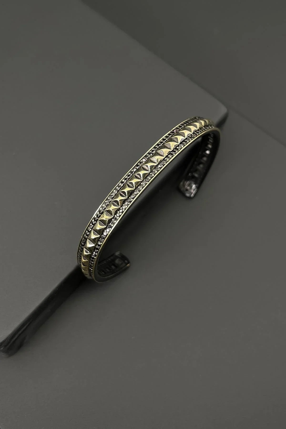 FRNCH Piramit Model Zirkon Taşlı Eskitme Renkli Erkek Bileklik FRJ11472-1572-B3