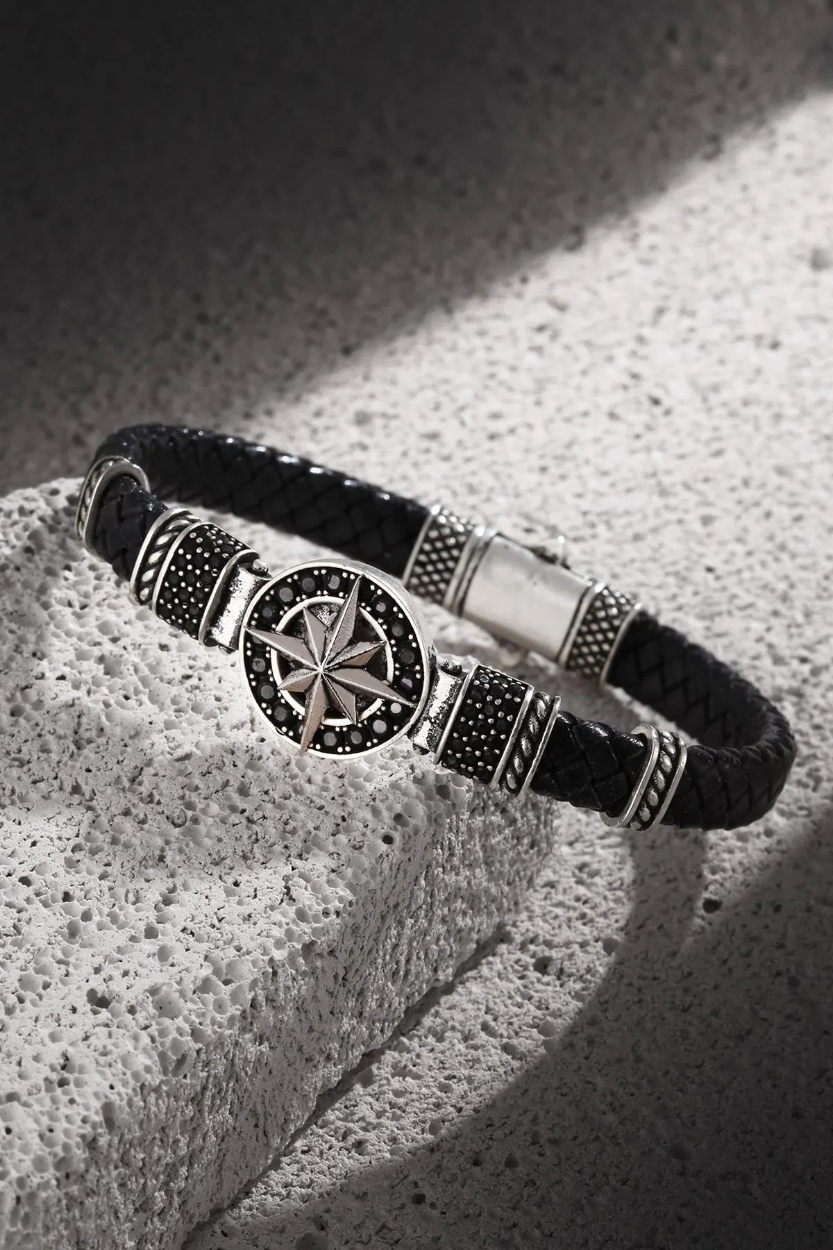 FRNCH Pusula Figürlü Gerçek Deri Zirkon Taşlı Antik Gümüş Renk Erkek Bileklik FRJ11201-1301-A2