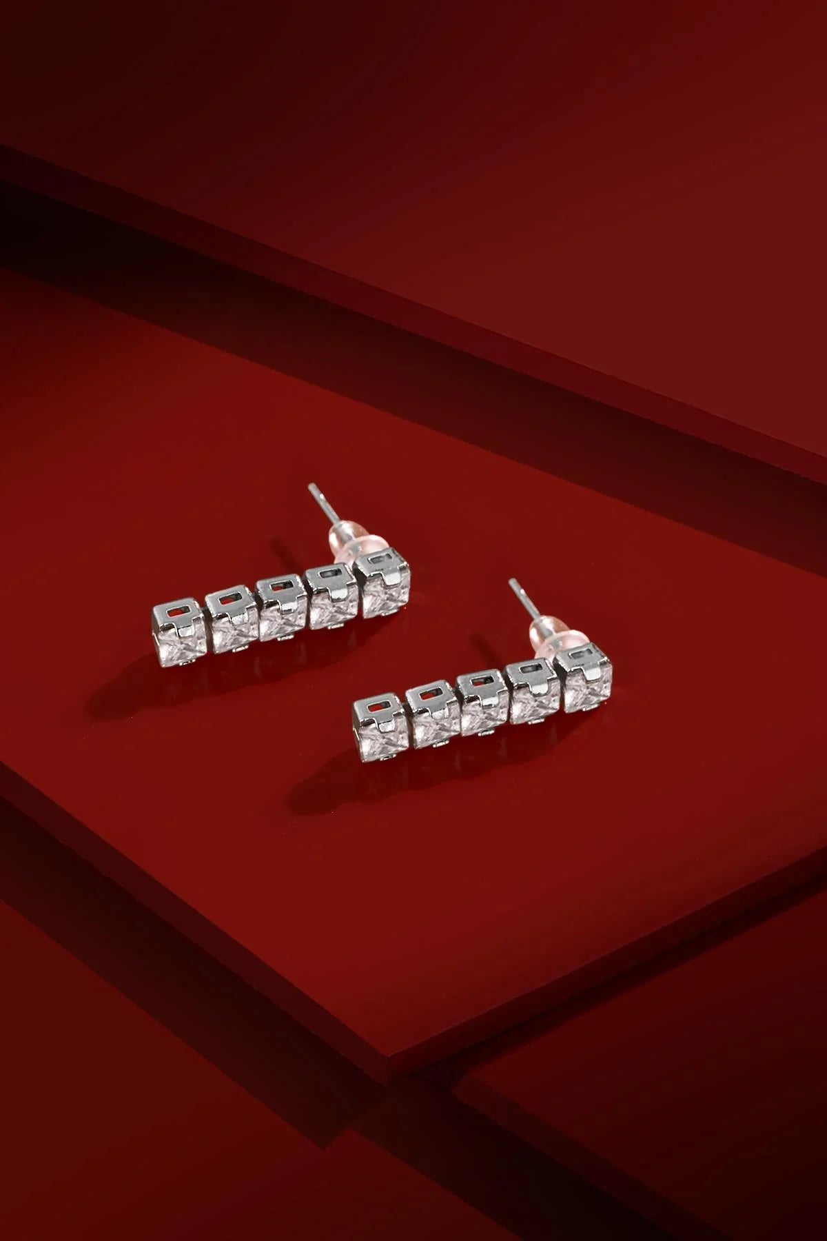FRNCH Sıralı Zirkon Taşlı Çivi Model Kadın Küpe FRJ50017-117-A