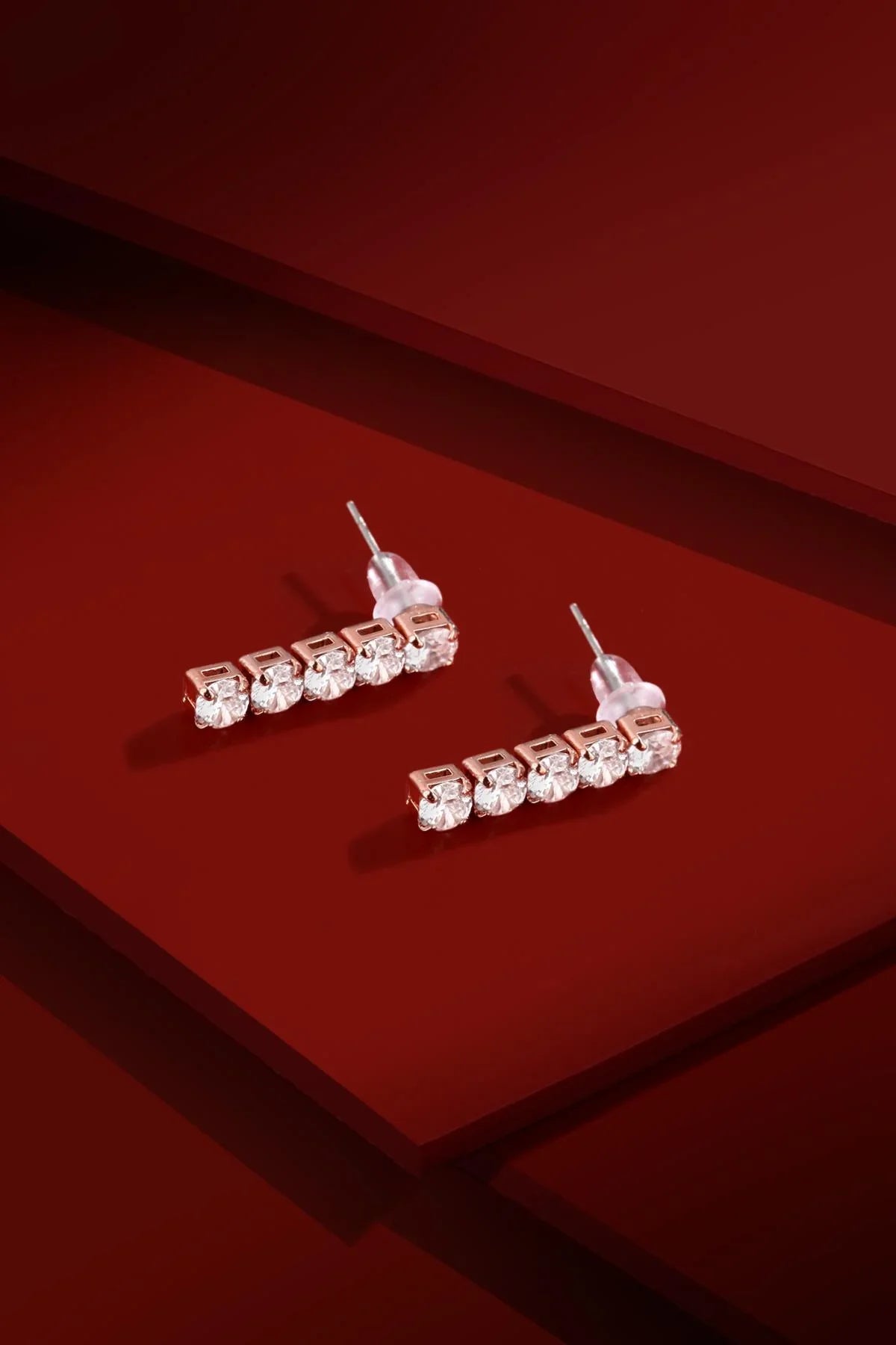 FRNCH Sıralı Zirkon Taşlı Çivi Model Kadın Küpe FRJ50019-119-C