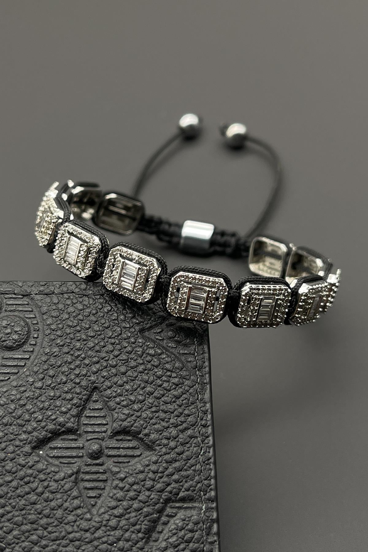 FRNCH 3A Kalite Zirkon Taşlı Baget Siyah Renk İpli Ayarlanabilir Makrome Erkek Bileklik FRJ11649-1749-S