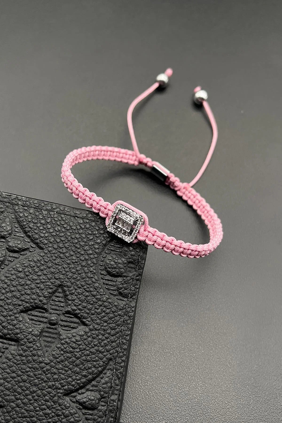FRNCH 3A Kalite Zirkon Taşlı Pembe Renk İpli Ayarlanabilir Unisex Bileklik FRJ11721-1821-P