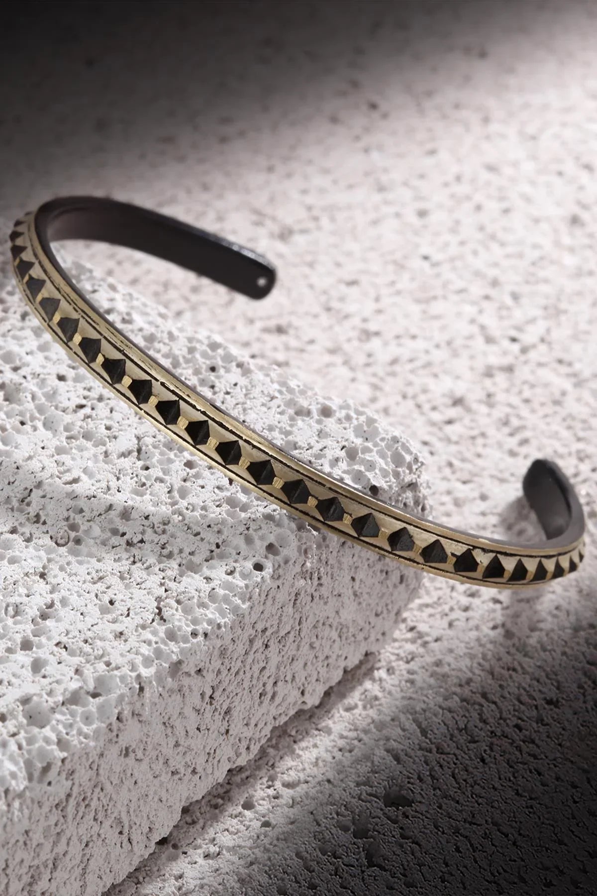 FRNCH Erkek Handmade Piramit Desenli Siyah Eskitme Kelepçe FRJ11175-1275-B3