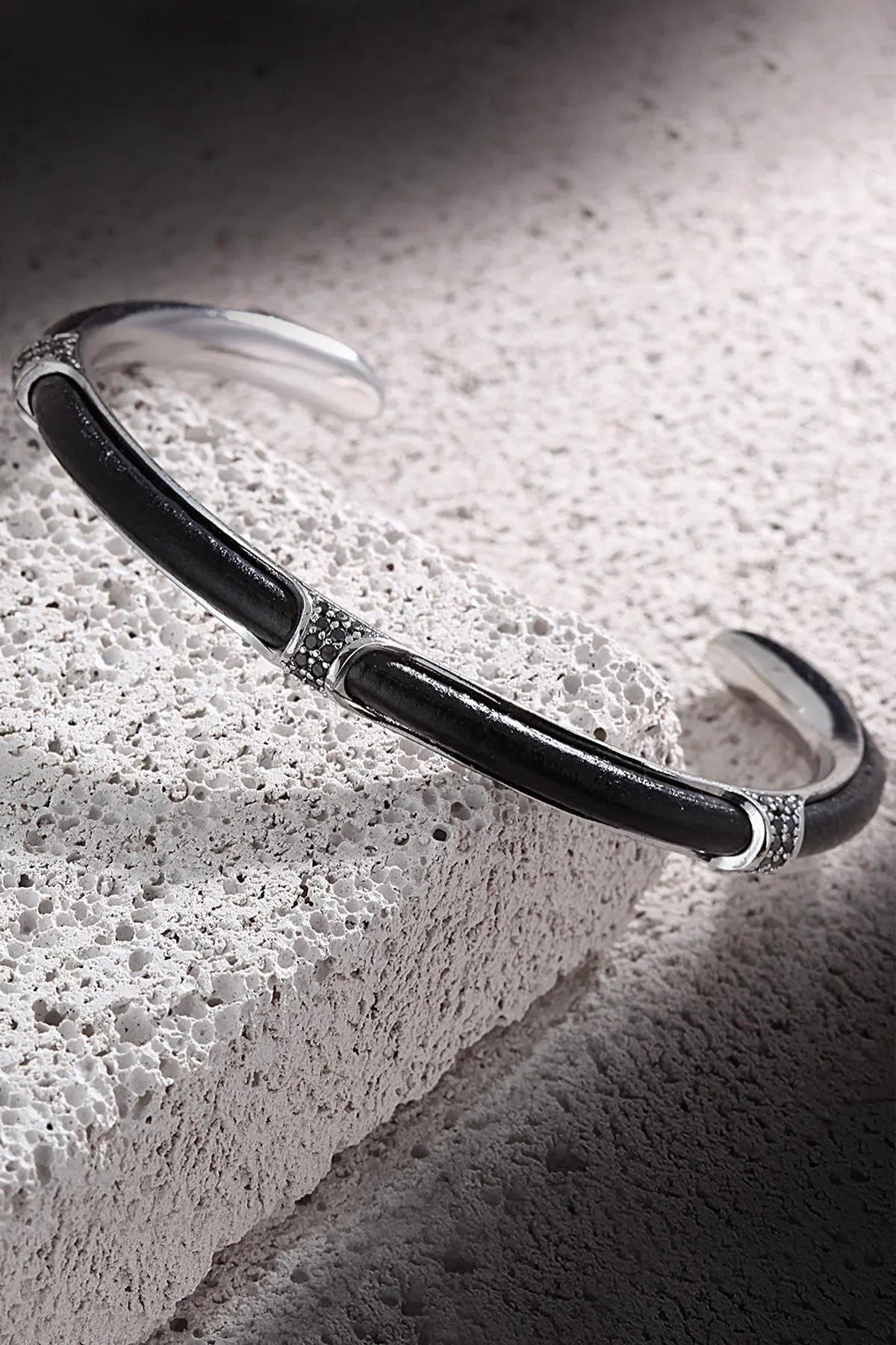 FRNCH Gerçek Deri Detaylı Zirkon Taşlı Erkek Handmade Kelepçe FRJ11137-1237-AB