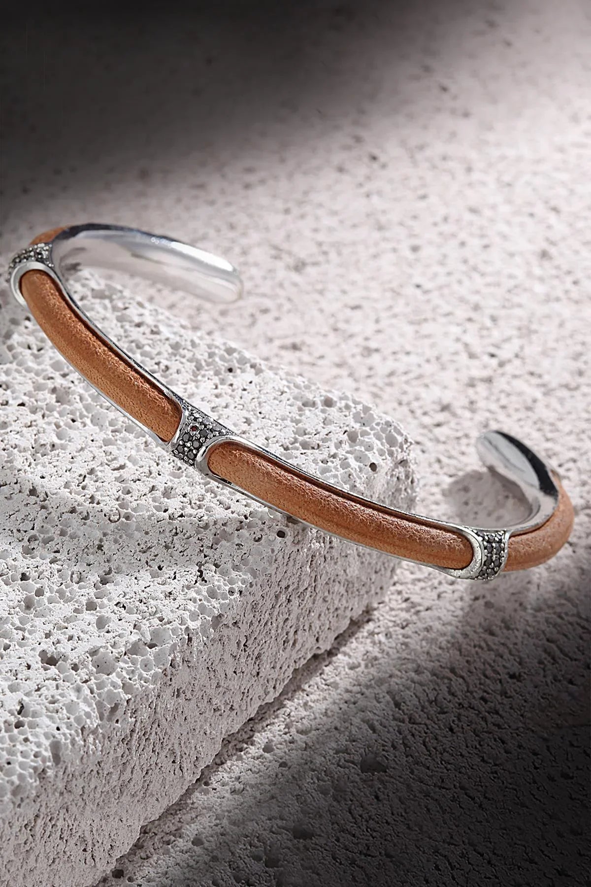 FRNCH Gerçek Deri Detaylı Zirkon Taşlı Erkek Handmade Kelepçe FRJ11137-1237-AK