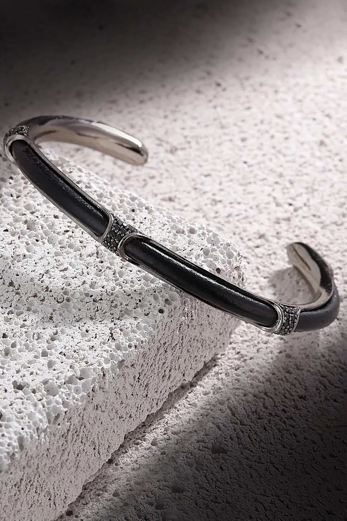 FRNCH Gerçek Deri Detaylı Zirkon Taşlı Erkek Handmade Kelepçe FRJ11137-1237-BB