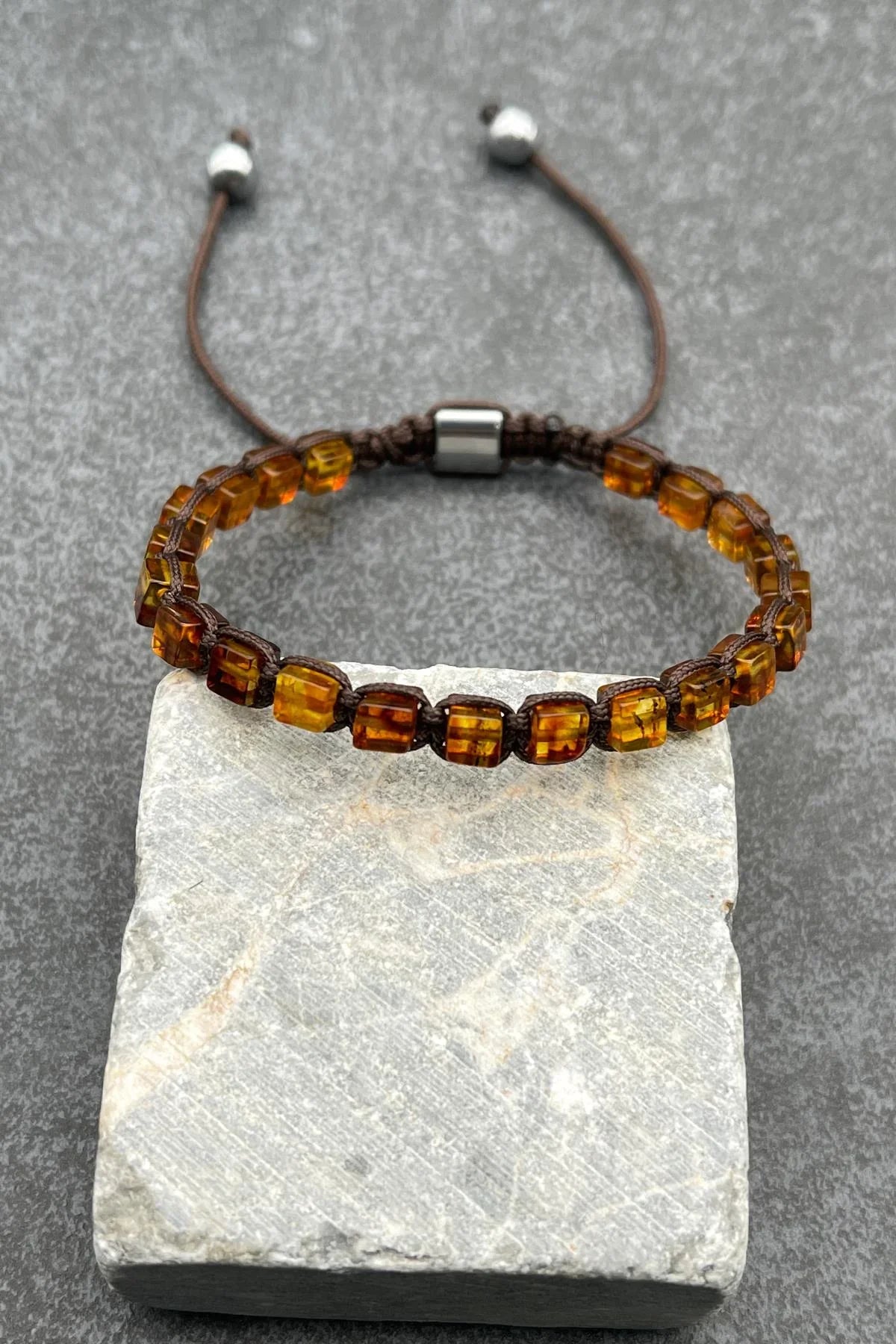 FRNCH Küp Kesim Kehribar Taşlı Kahverengi Renkli Ayarlanabilir Makrome Erkek Bileklik FRJ11471-1571-K