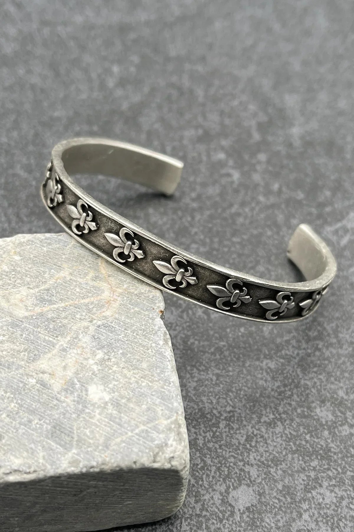 FRNCH Lilyum Figürlü Antik Gümüş Renk Erkek Kelepçe Bileklik FRJ11163-1263-A2