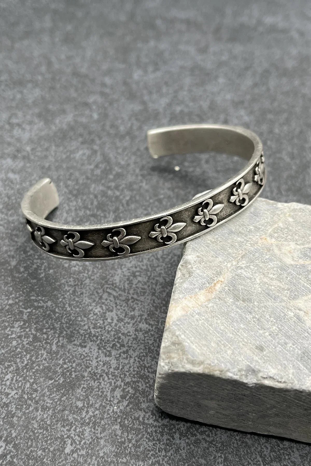 FRNCH Lilyum Figürlü Antik Gümüş Renk Erkek Kelepçe Bileklik FRJ11163-1263-A2