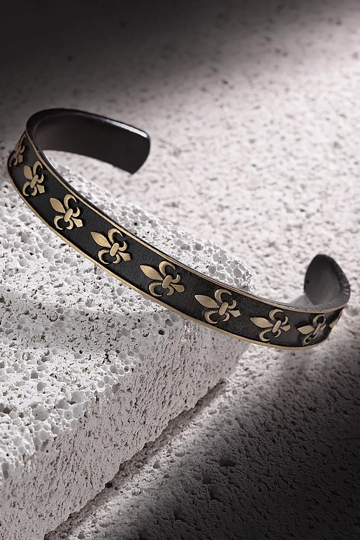 FRNCH Lilyum Figürlü Siyah Renk Erkek Kelepçe Bileklik FRJ11163-1263-B