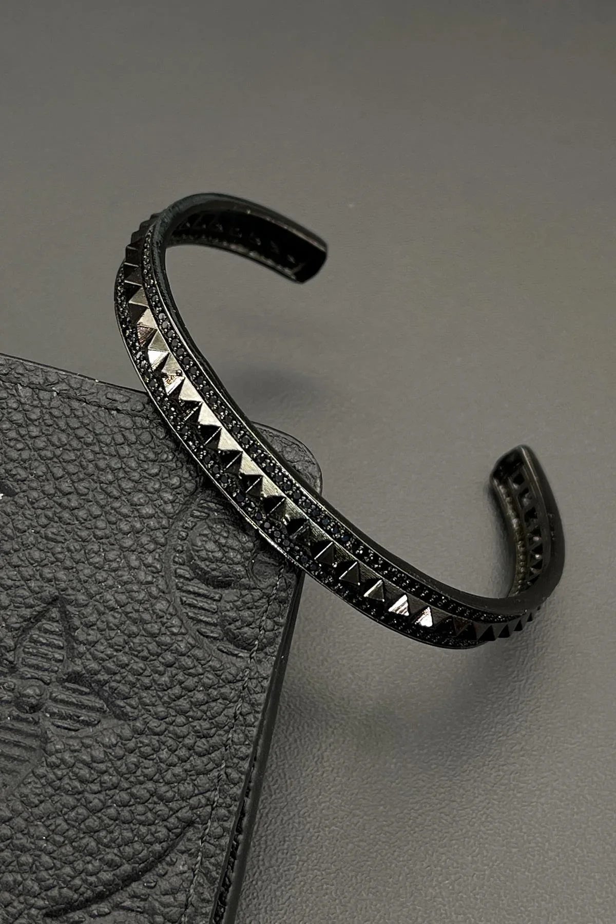 FRNCH Piramit Model Zirkon Taşlı Füme Renkli Erkek Bileklik FRJ11472-1572-F