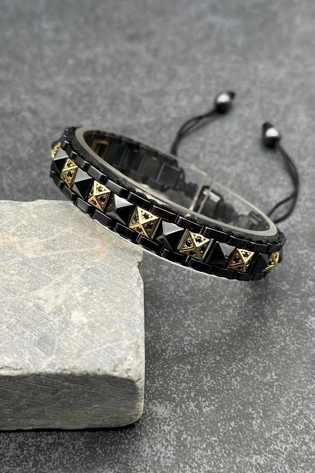 FRNCH Piramit Model Zirkon Taşlı Gold Renkli Ayarlanabilir Makrome Erkek Bileklik FRJ11468-1568-G