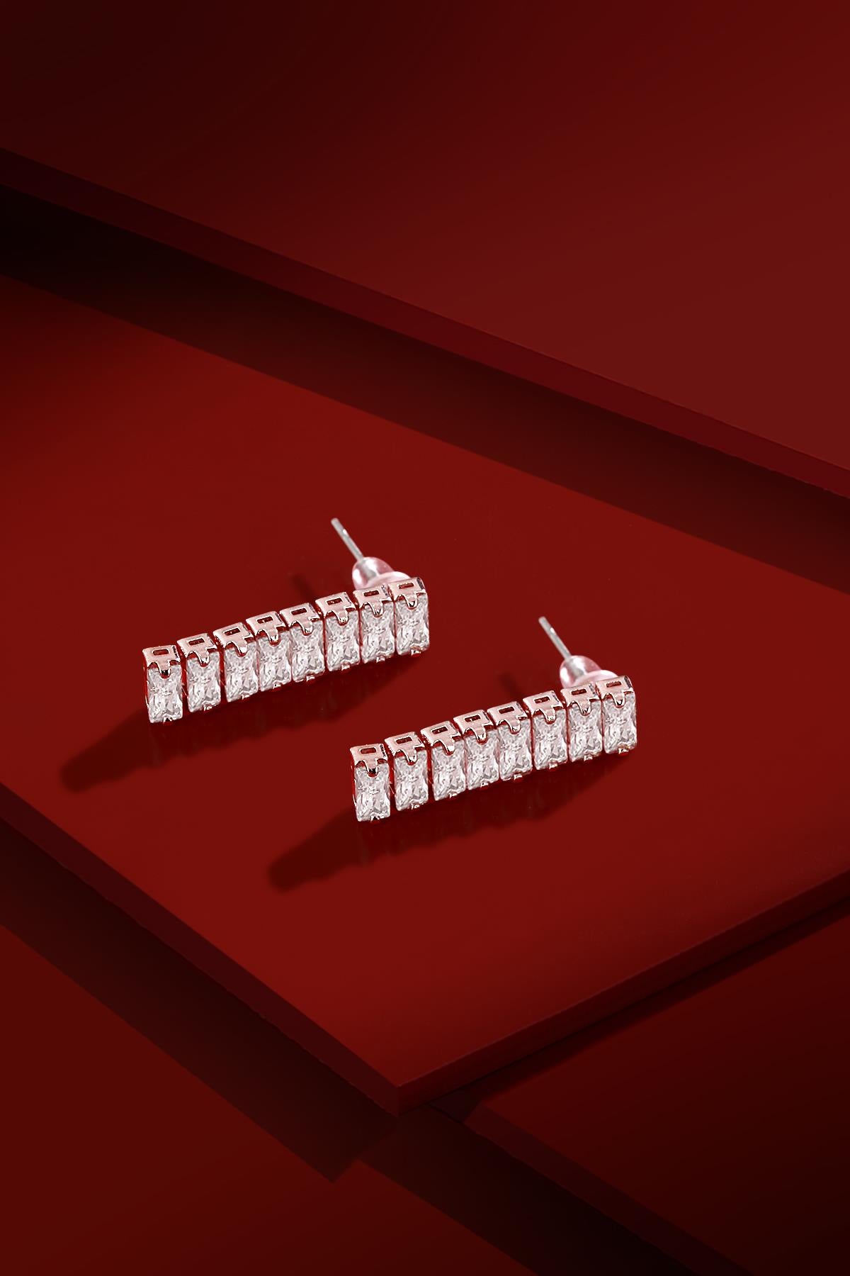 FRNCH Sıralı Zirkon Taşlı Çivi Model Kadın Küpe FRJ50018-118-C-1