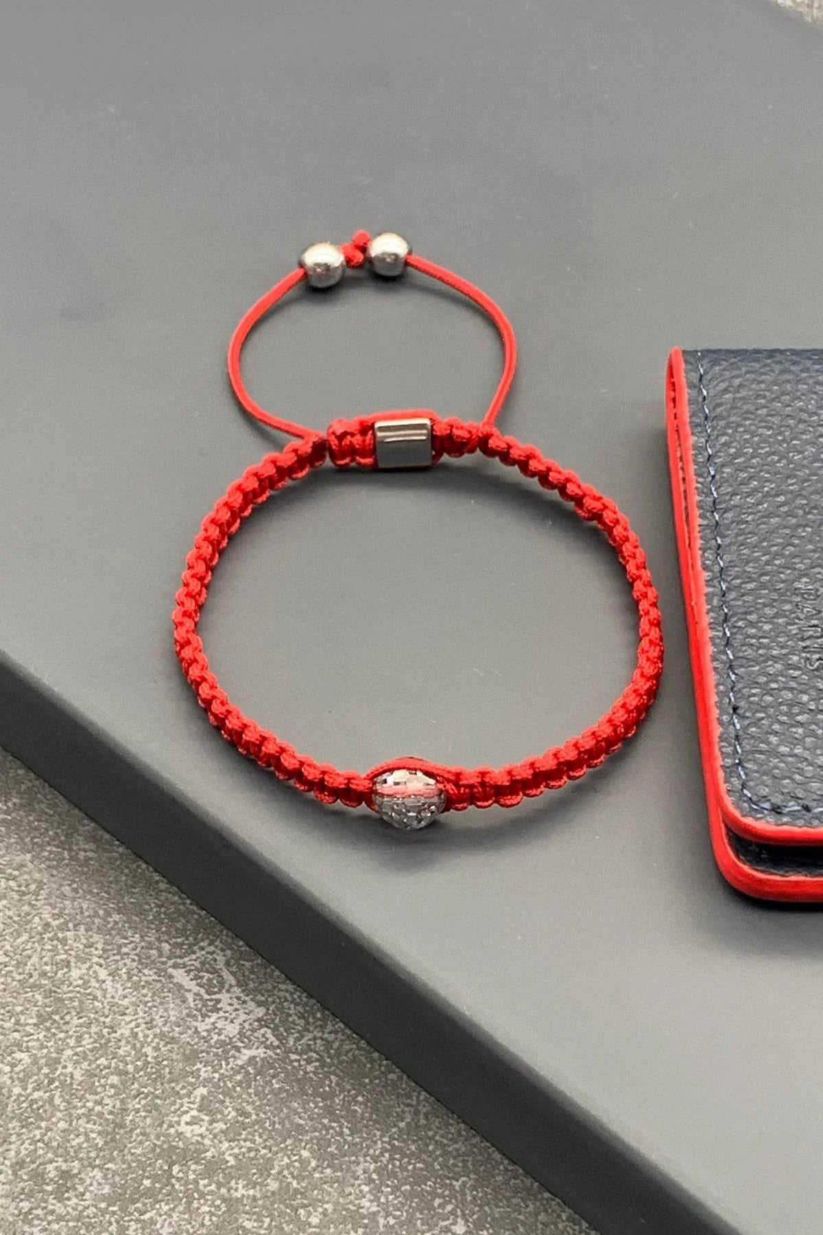 FRNCH Swarovski Taşlı Kırmızı Renkli Ayarlanabilir Makrome Erkek Bileklik FRJ11532-1632-K