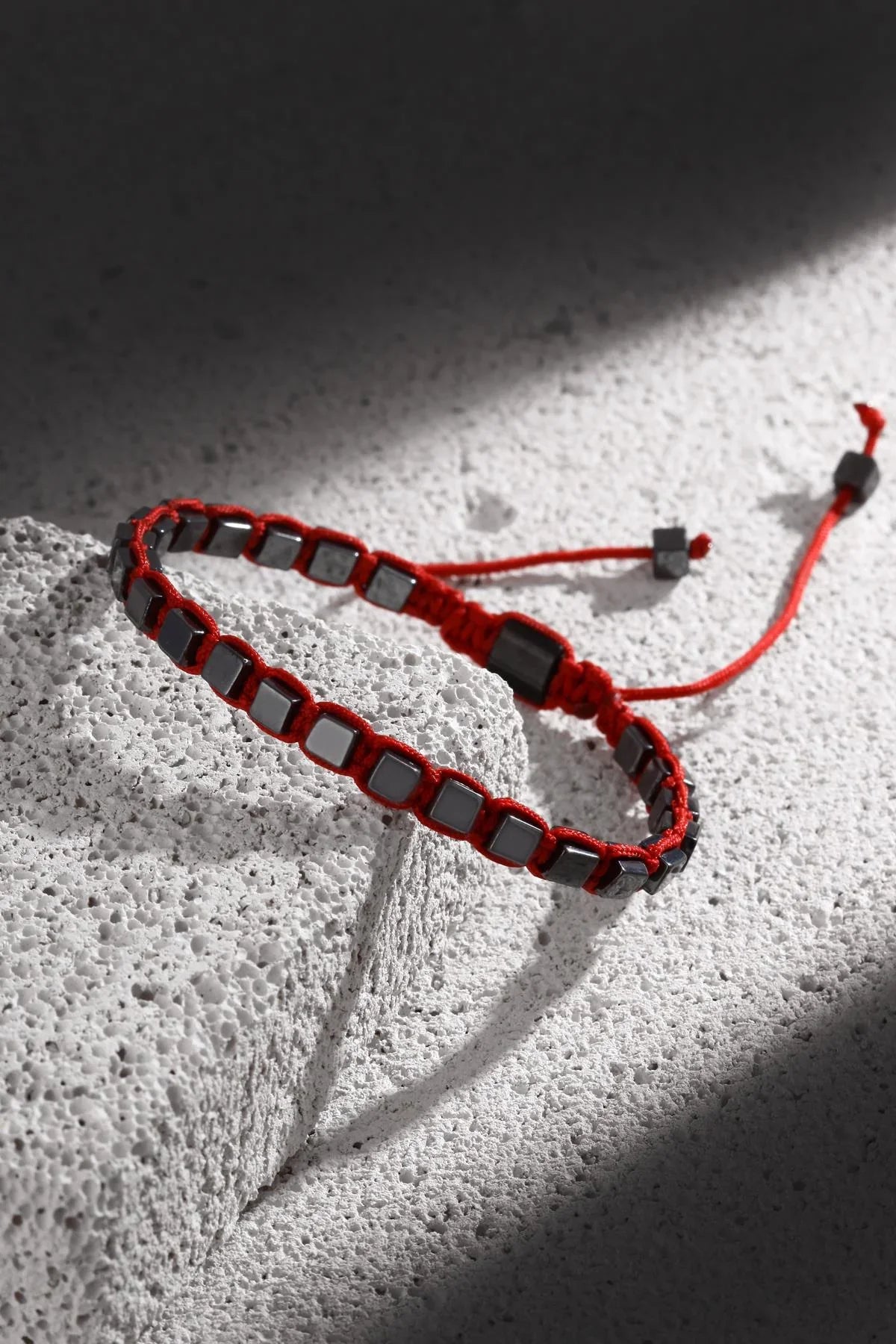 NOON Kare Figürlü Hematit Taşlı Kırmızı Renkli El Yapımı Ayarlanabilir Makrome Erkek Bileklik NN1407