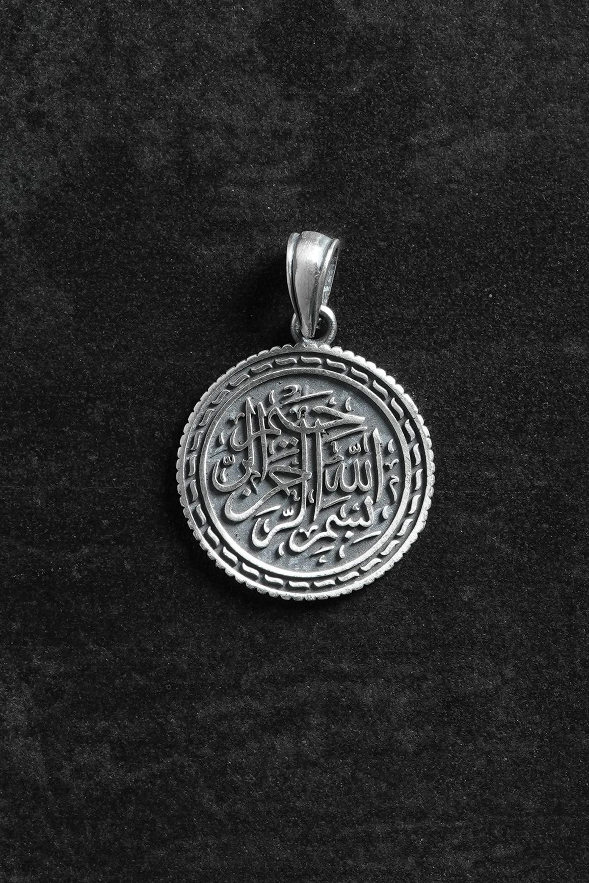 FRNCH 925 Ayar Gümüş Besmele Yazılı Hat Sanatlı Yuvarlak Motifli Figürlü Gümüş Renk Erkek Kolye Ucu FRKU-1128