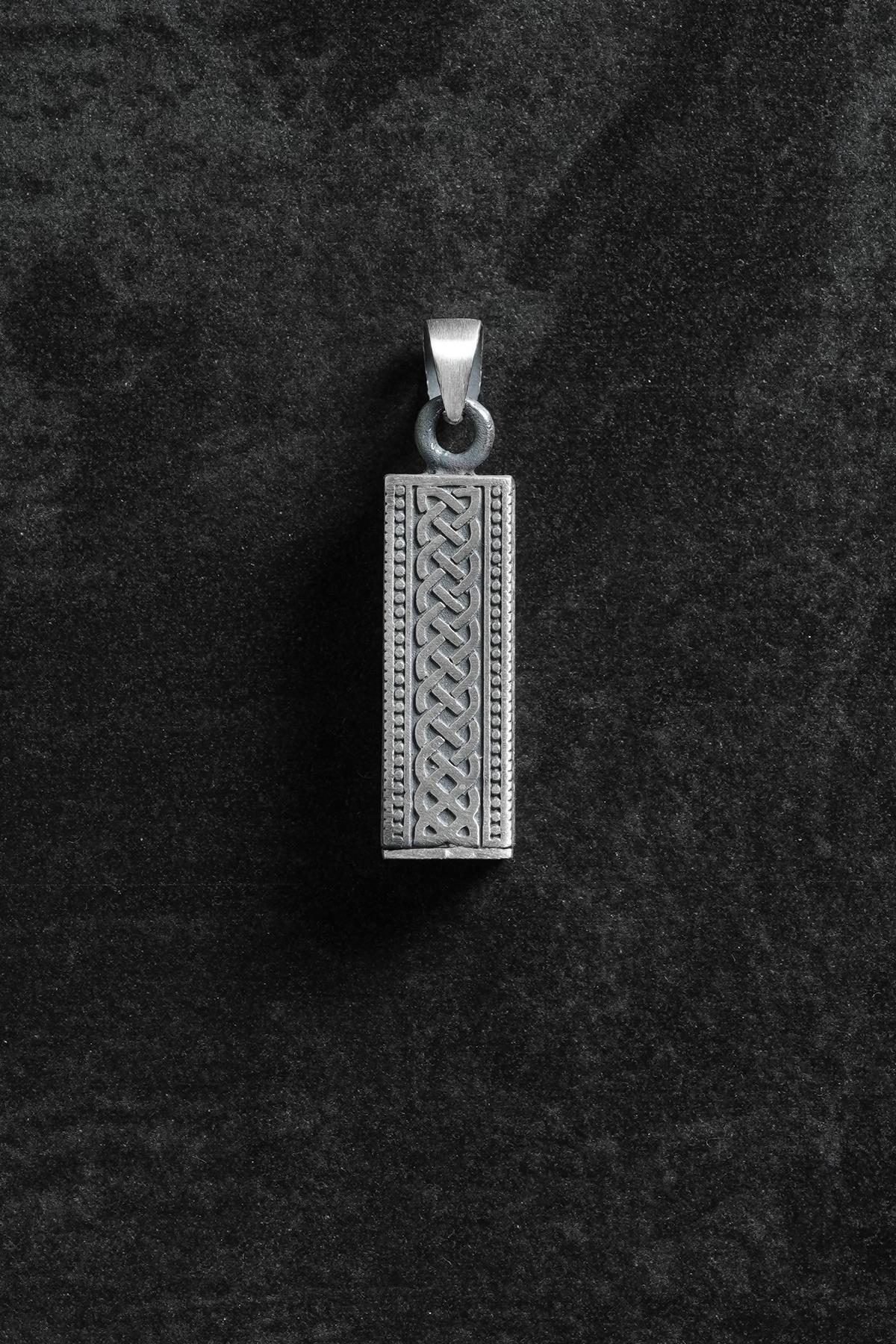 FRNCH 925 Ayar Gümüş Kelt Örgü Desenli Dikdörtgen Gümüş Renk Erkek Kolye Ucu FRKU-1079