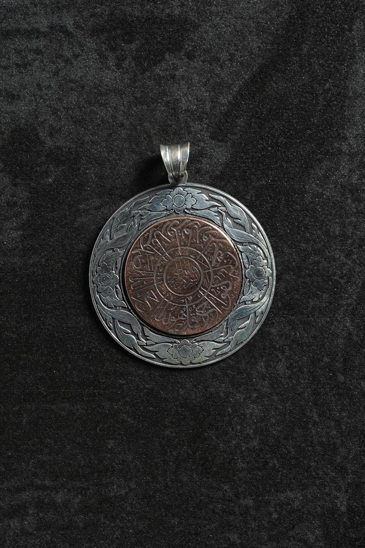 FRNCH 925 Ayar Gümüş Koruyucu Dua İşlemeli Gümüş Renk Erkek Kolye Ucu FRKU-1080