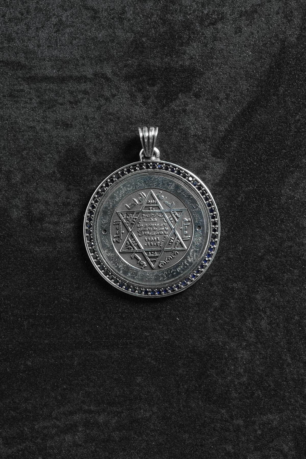 FRNCH 925 Ayar Gümüş Süleyman Mührü Figürlü Lacivert Taşlı Gümüş Renk Erkek Kolye Ucu FRKU-1076