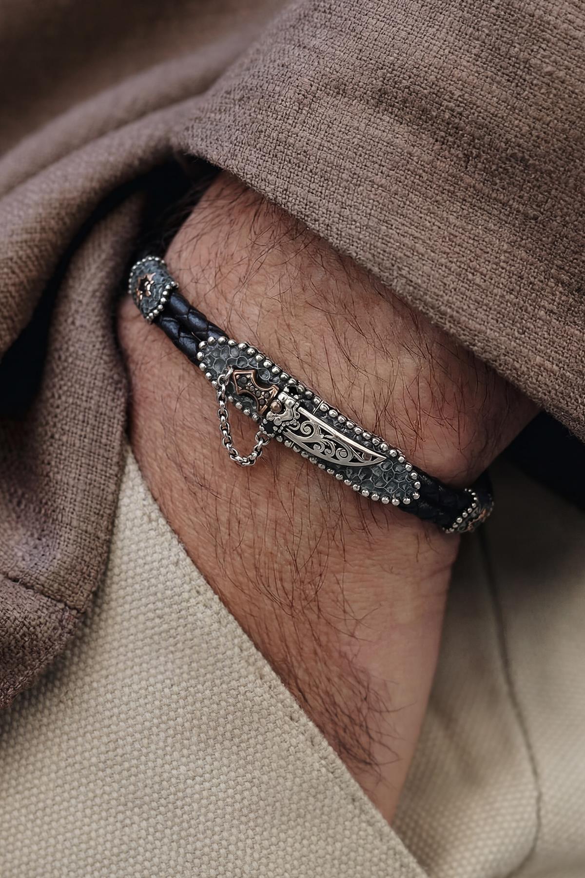 FRNCH 925 Ayar Gümüş ve Derili Bıçak Figürlü Siyah Renk Erkek Bileklik FRJ12930-3930-B2