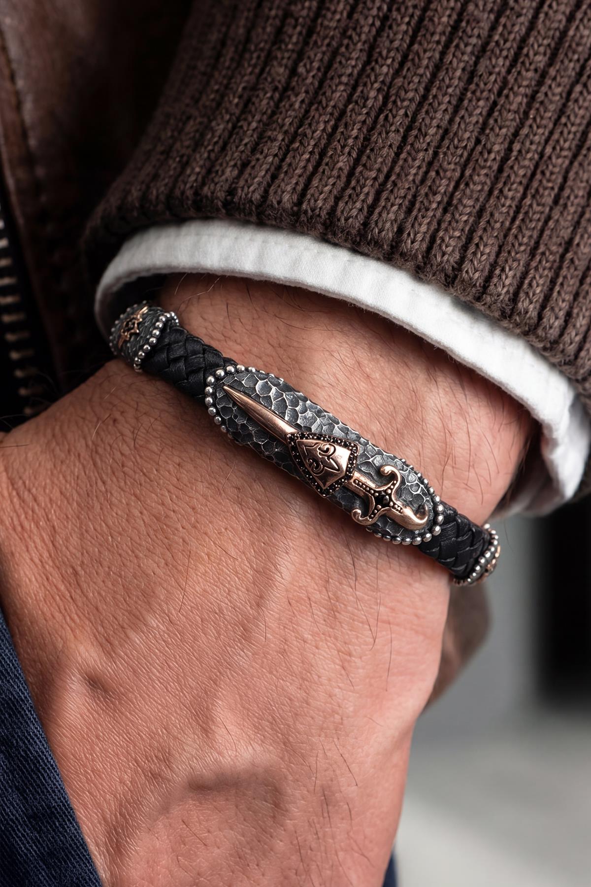 FRNCH 925 Ayar Gümüş ve Derili Kılıç Figürlü Siyah Renk Erkek Bileklik FRJ12931-3931-B2G