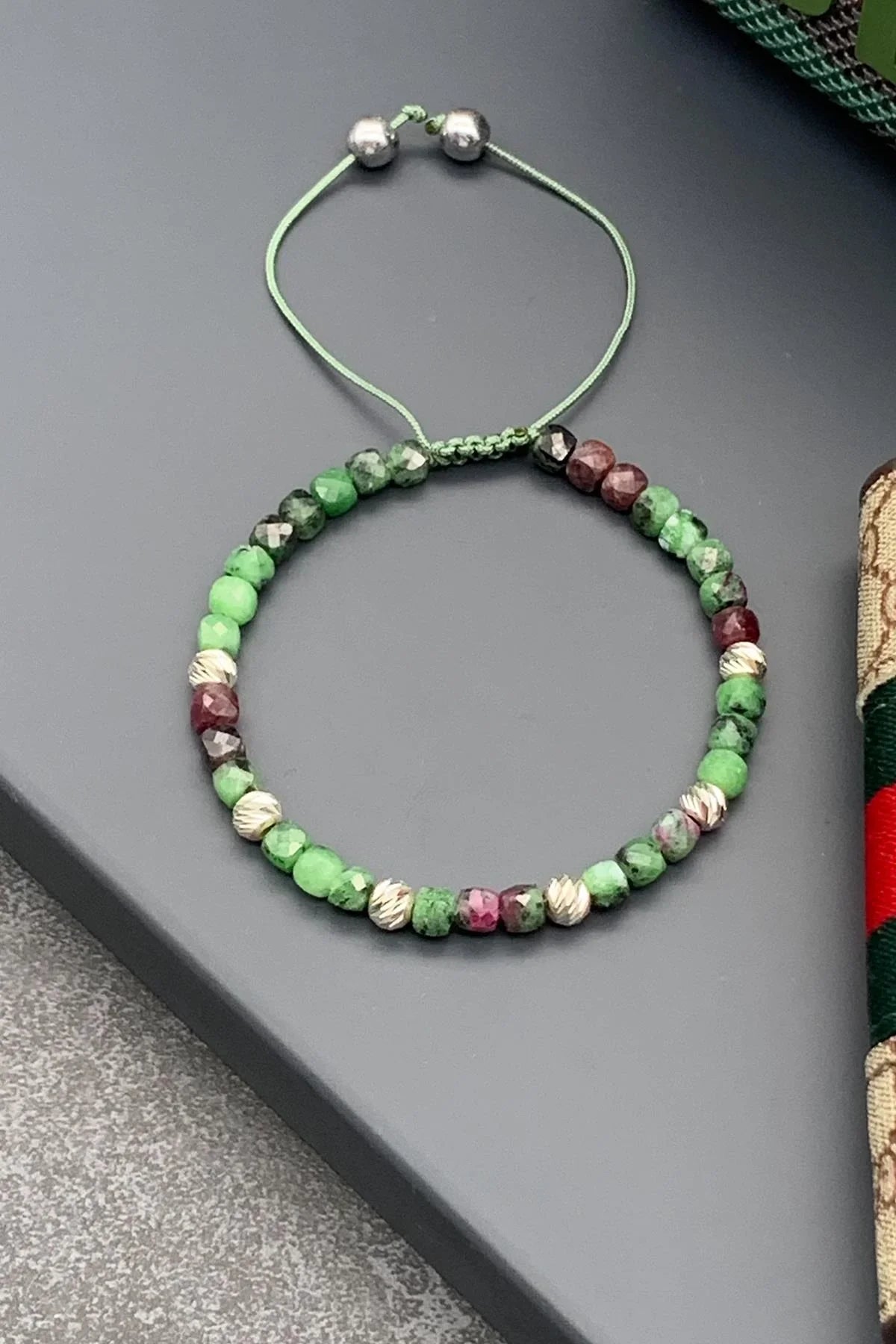 FRNCH 925 Ayar Gümüş Parçalı Ruby Zoisit Doğal Taşlı Yeşil Renkli Ayarlanabilir Makrome Erkek Bileklik FRJ11514-1614-Y