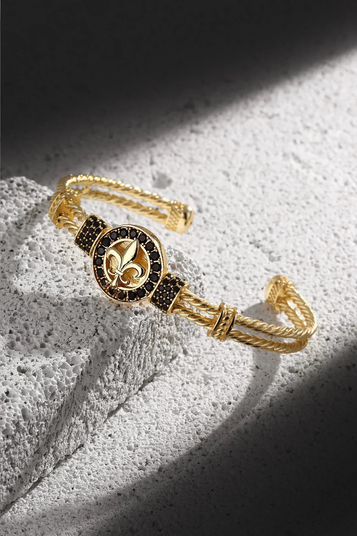 FRNCH Lilyum Figürlü Zirkon Taşlı Gold Renkli Erkek Kelepçe Bileklik FRJ11220-1320-G